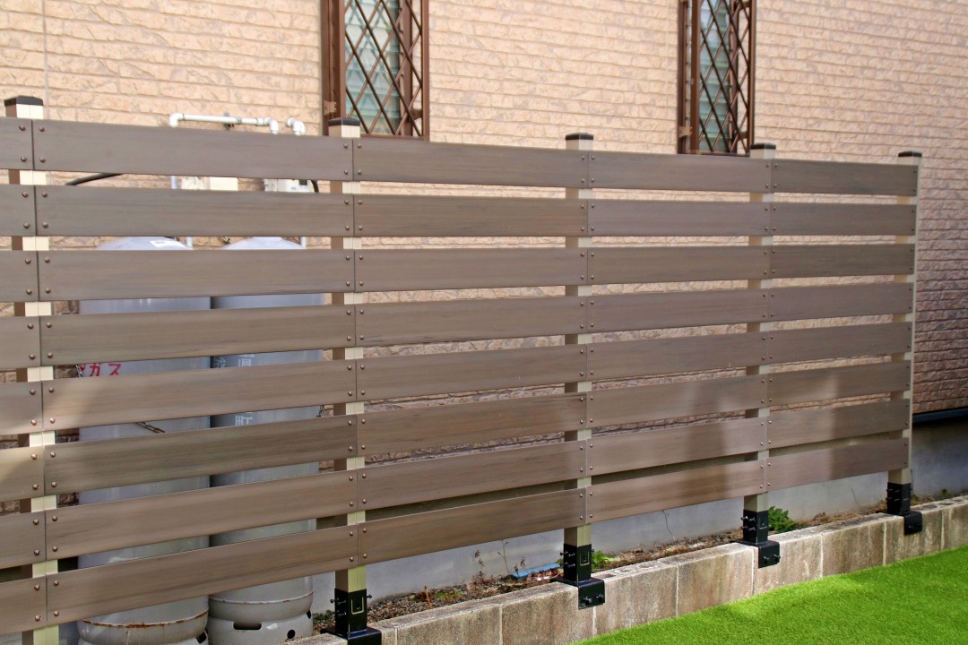 板間隔3cmのフェンスは程よい目隠し | ガーデンライフ彩