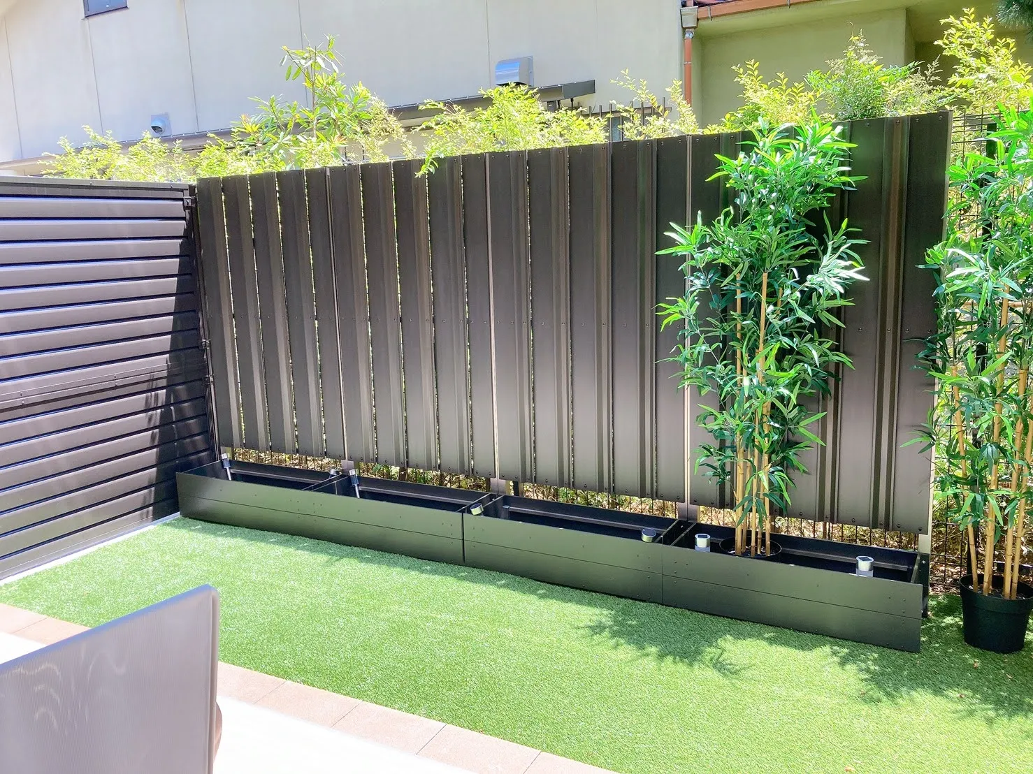 庭のイメージに合わせたカラーのフェンス