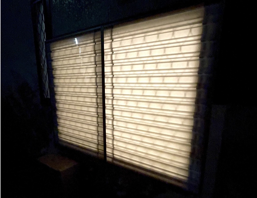 面格子に後付けできる目隠しスクリーンパネルの夜の見え方