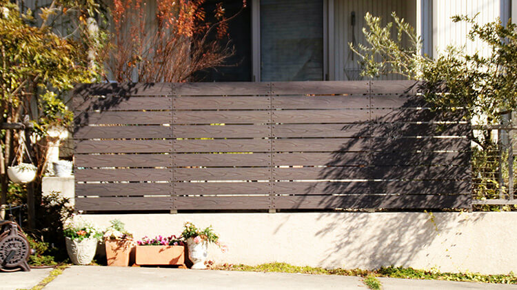 メッシュフェンスに後付けできるパネルタイプの目隠しフェンス