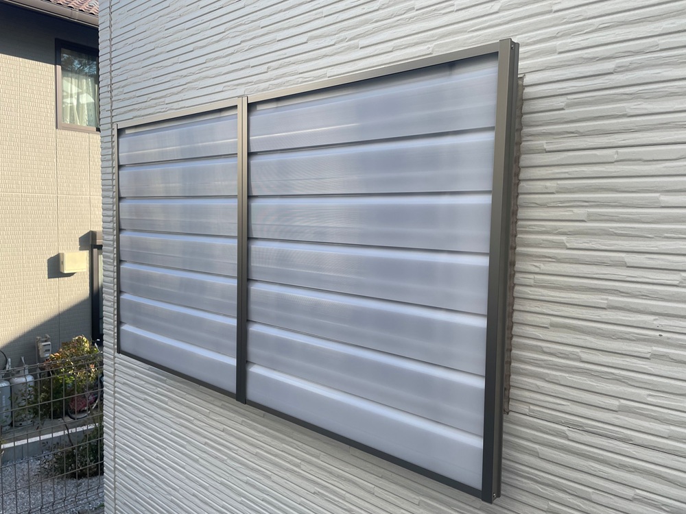 2枚並べた面格子に後付けできる目隠しスクリーンパネル